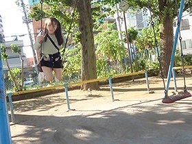 なかだC組 (18) ねぇ、おじさんと遊ばない? 近所の公園で出会った鬼ロ●中出しガール サンプル動画サムネイル